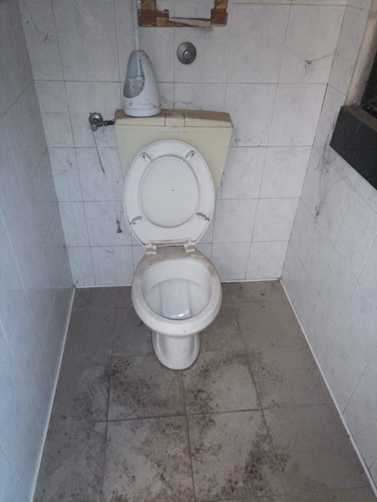 bagno sporco prima intervento di pulizie a Firenze