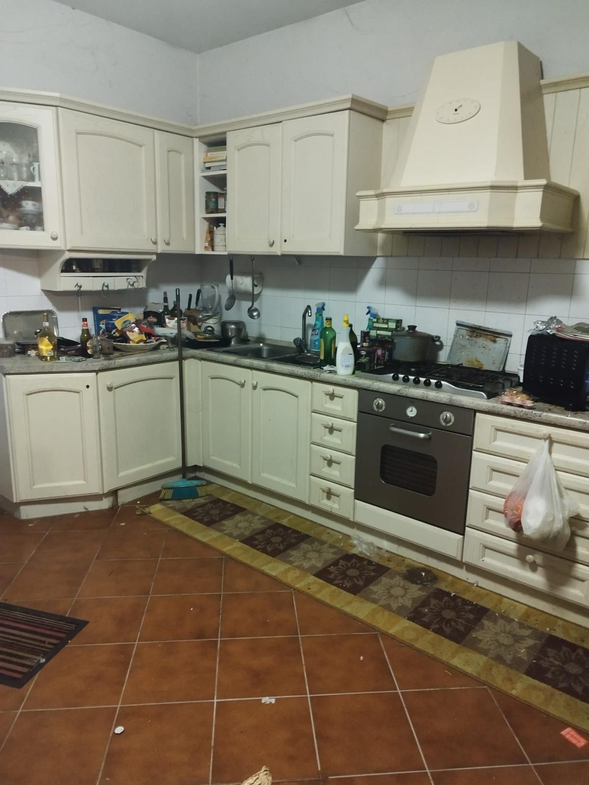 cucina prima di intervento di pulizie a Firenze