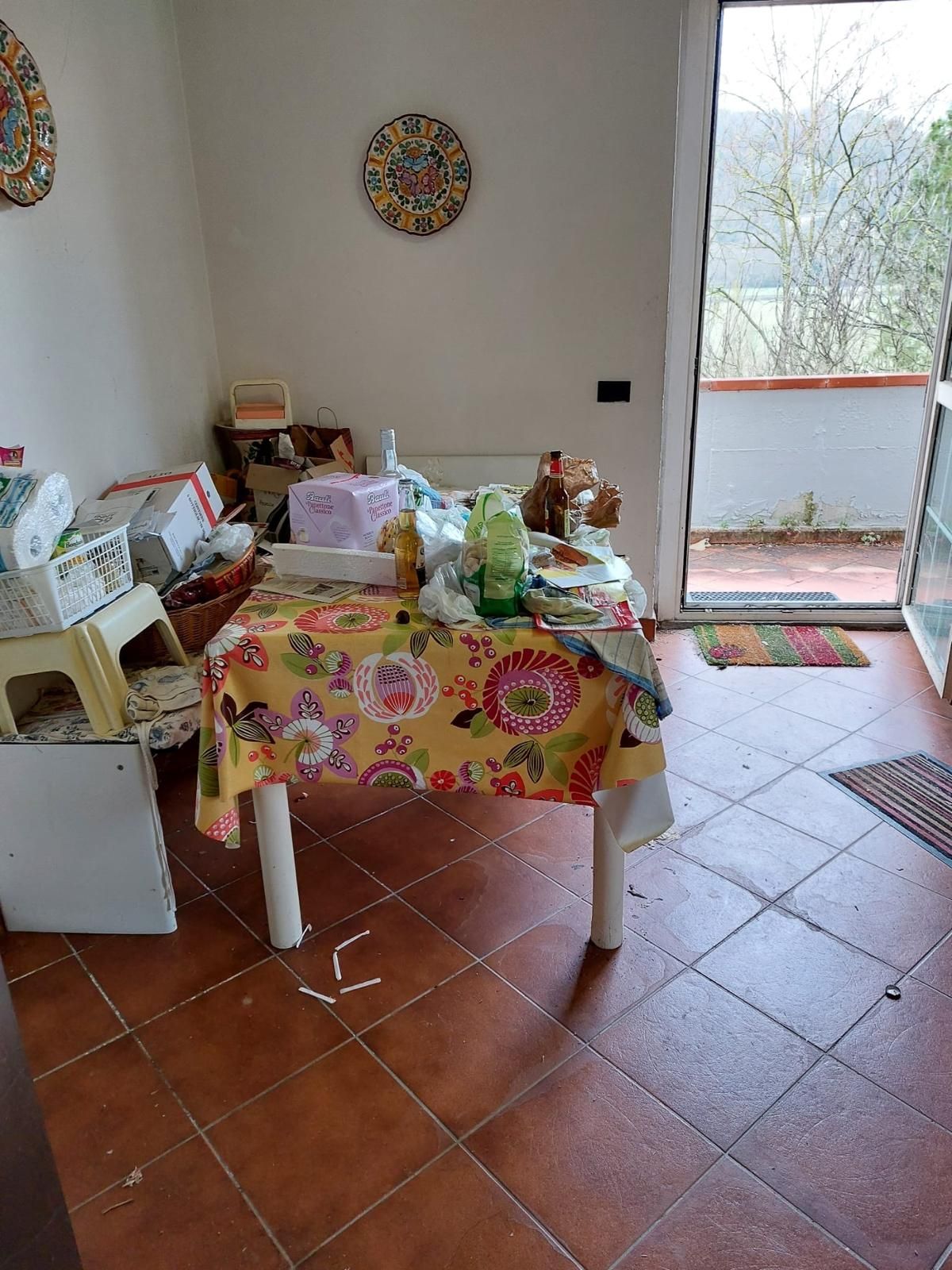 cucina sporca e disordinata prima dell'intervento di pulizie a Firenze