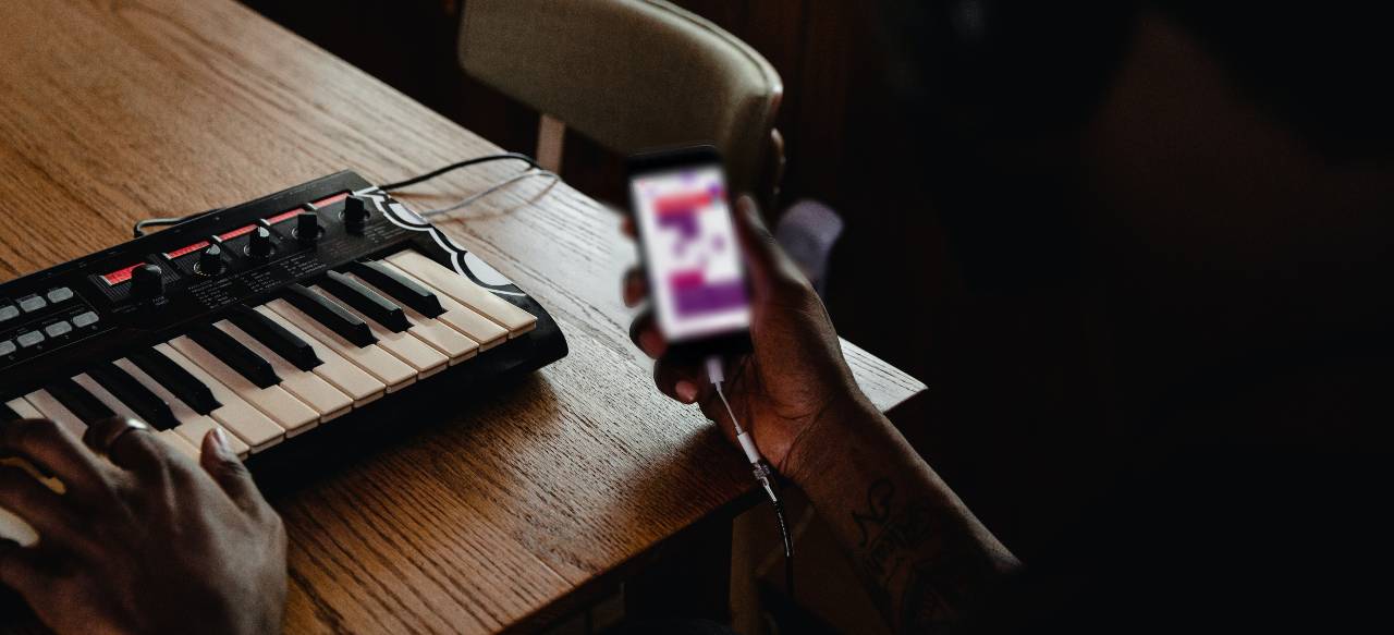 Keyboard plugged in an iPhone