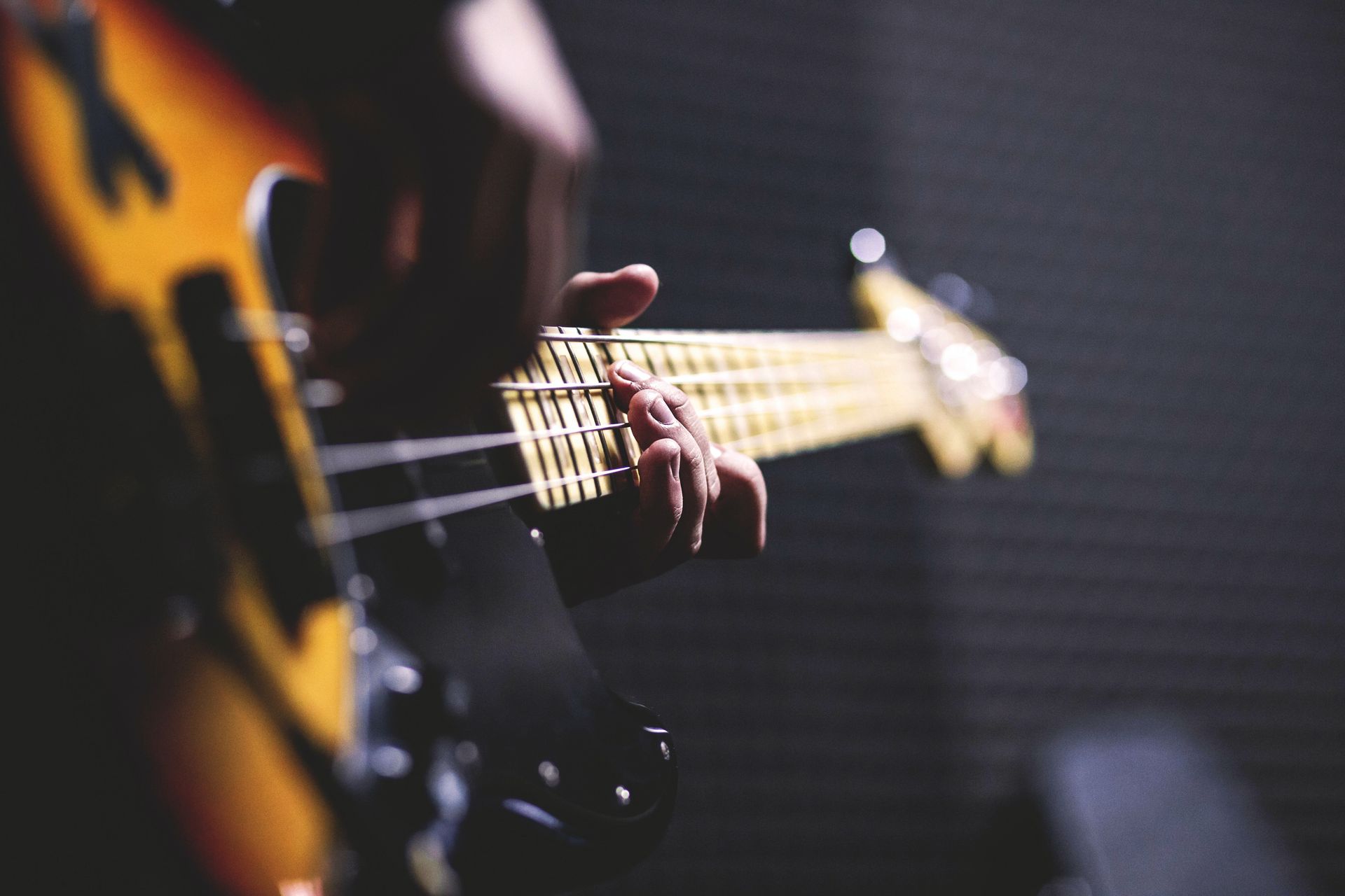 musicien jouant de la guitare basse