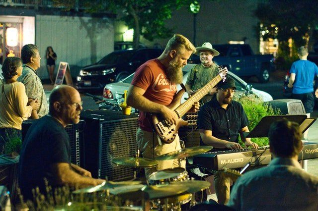 groupe de musique jouant ensemble