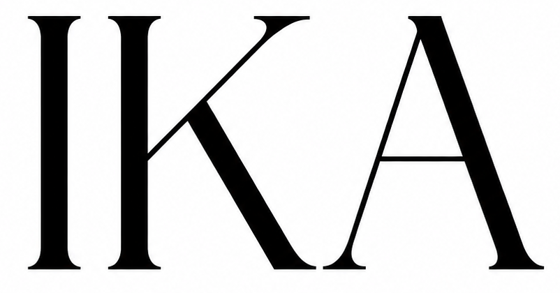 Logotipo “IKA” con serifa negra sobre fondo blanco