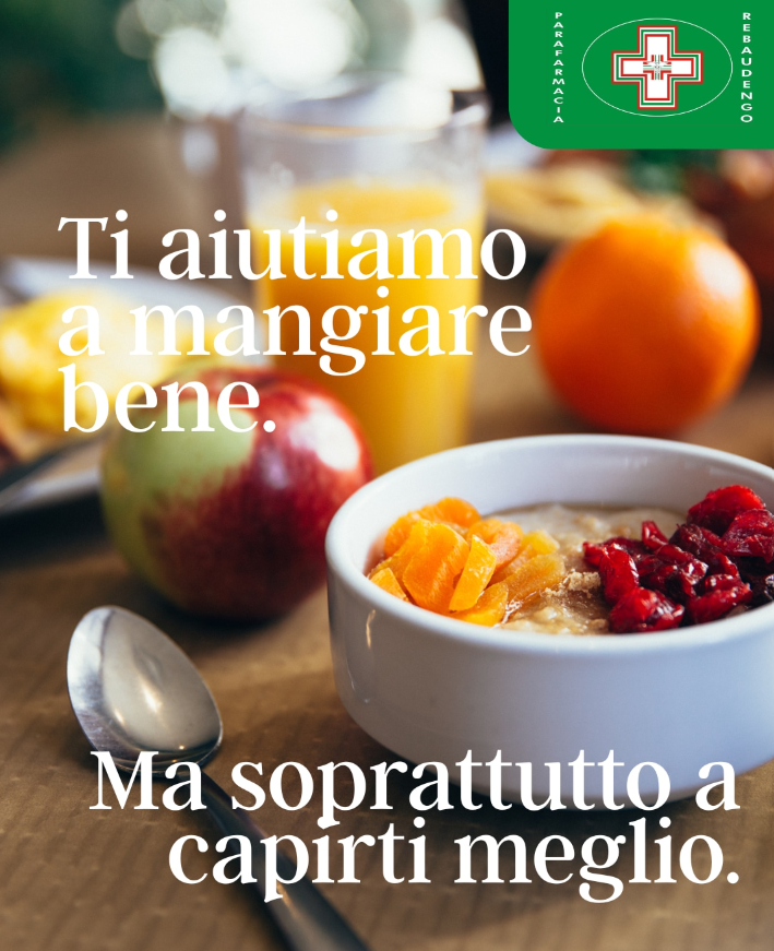 Una ciotola per la colazione con frutta, succo d'arancia e una mela su un tavolo, con la scritta