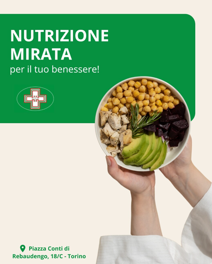 Una persona in camice bianco tiene in mano una ciotola di cibo salutare, su cui sono riportati testi relativi a un'alimentazione mirata e un indirizzo di Torino.