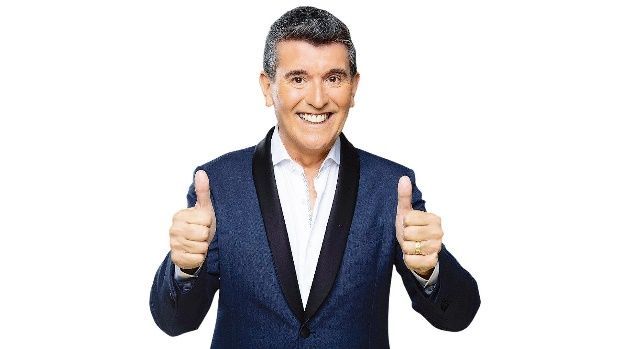 Un hombre con chaqueta azul levanta dos pulgares.