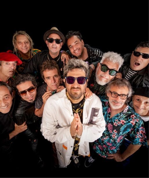 Grupo de personas con gafas de sol posando sobre un fondo negro.
