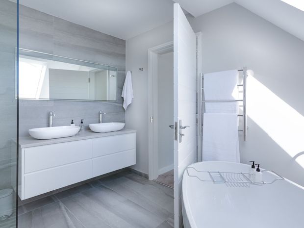 A bathroom with two sinks and a bathtub.