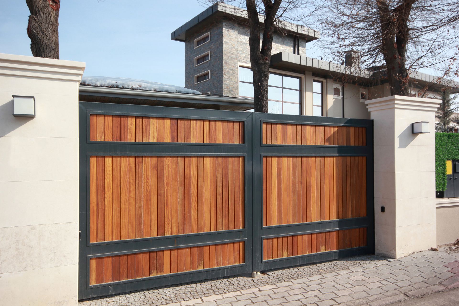 Automatic wooden entry door.