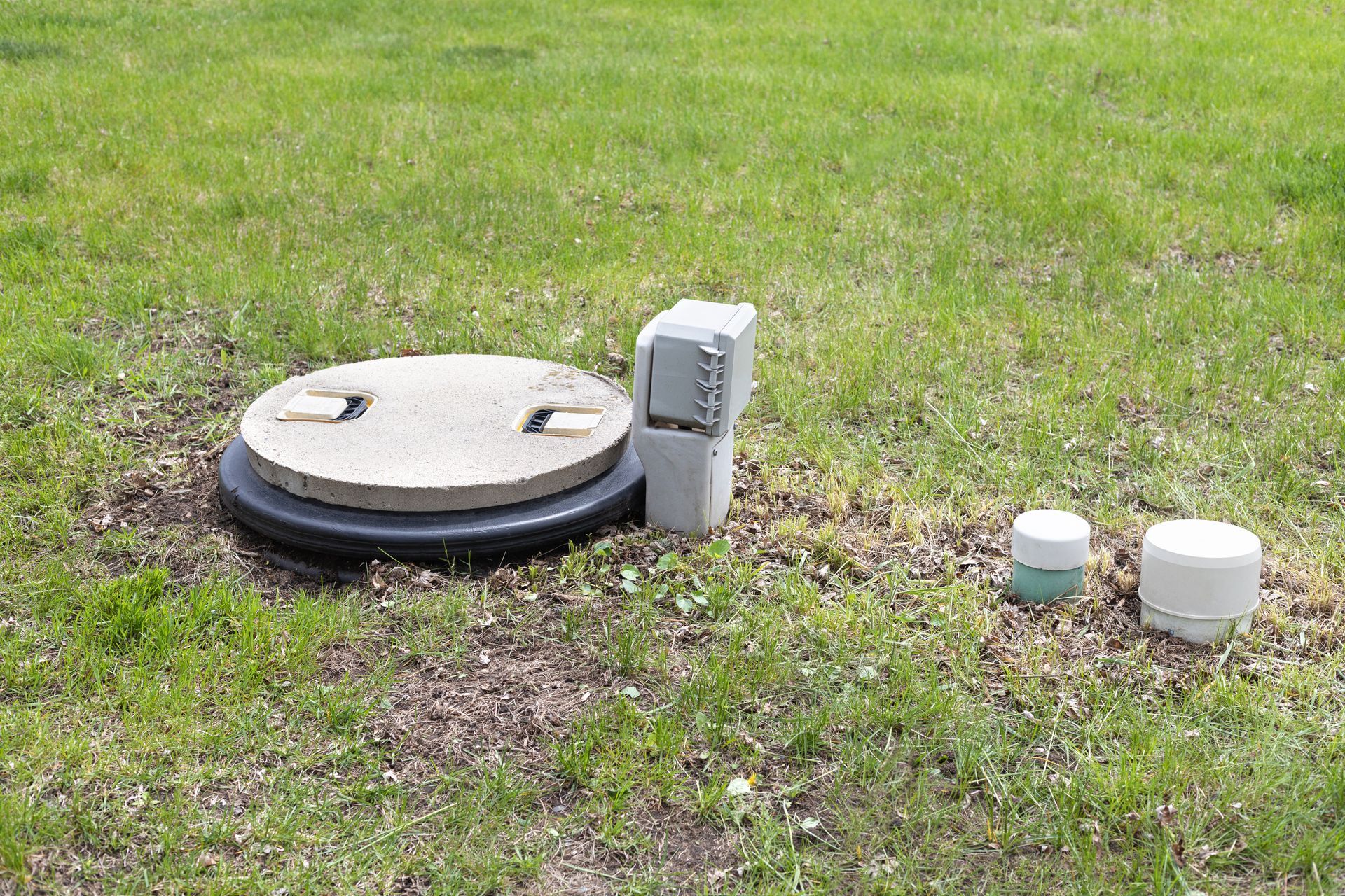 Concrete septic tank with alarm system and inspection port. Concrete septic tank with alarm system and inspection port.