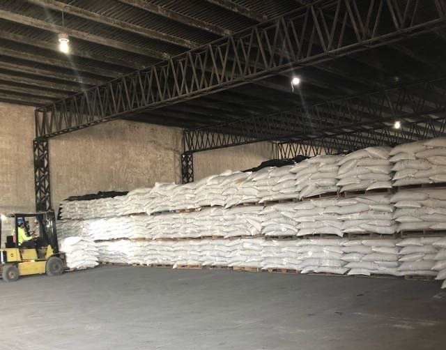 Alamcenamiento del envío Almacenamiento y colocación de sacos de alimento en muelle de carga