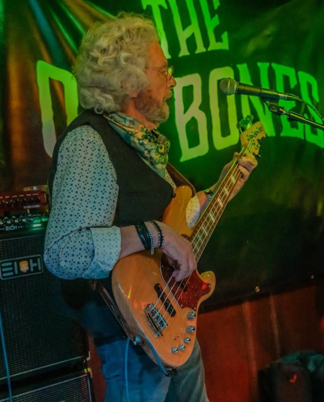 Fried Holtkamp speelt basgitaar bij The Old Bones; hier itijdens één van onze gigs in Het Bluescafé in Apeldoorn