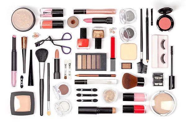 Il existe de nombreux types de produits de maquillage différents sur fond blanc.