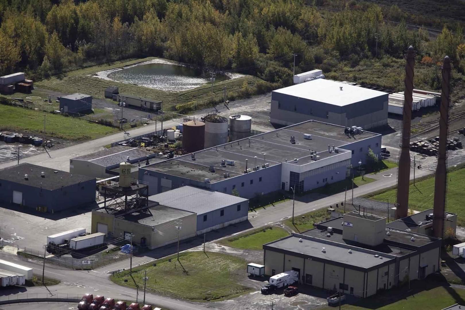 Une vue aérienne d'une usine avec beaucoup de bâtiments
