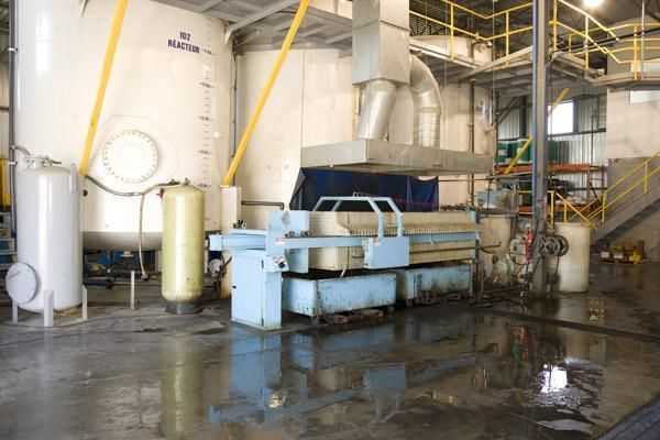 Une grande machine dans une usine avec le mot matrice dessus