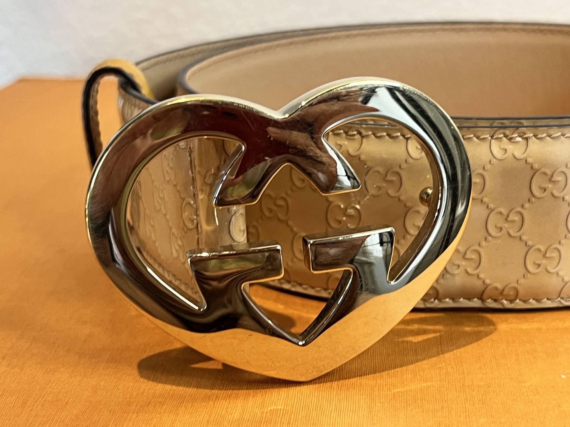 Gucci Beige Microguccissima Patent Leather Belt with Silver Interlocking G Heart Buckle
