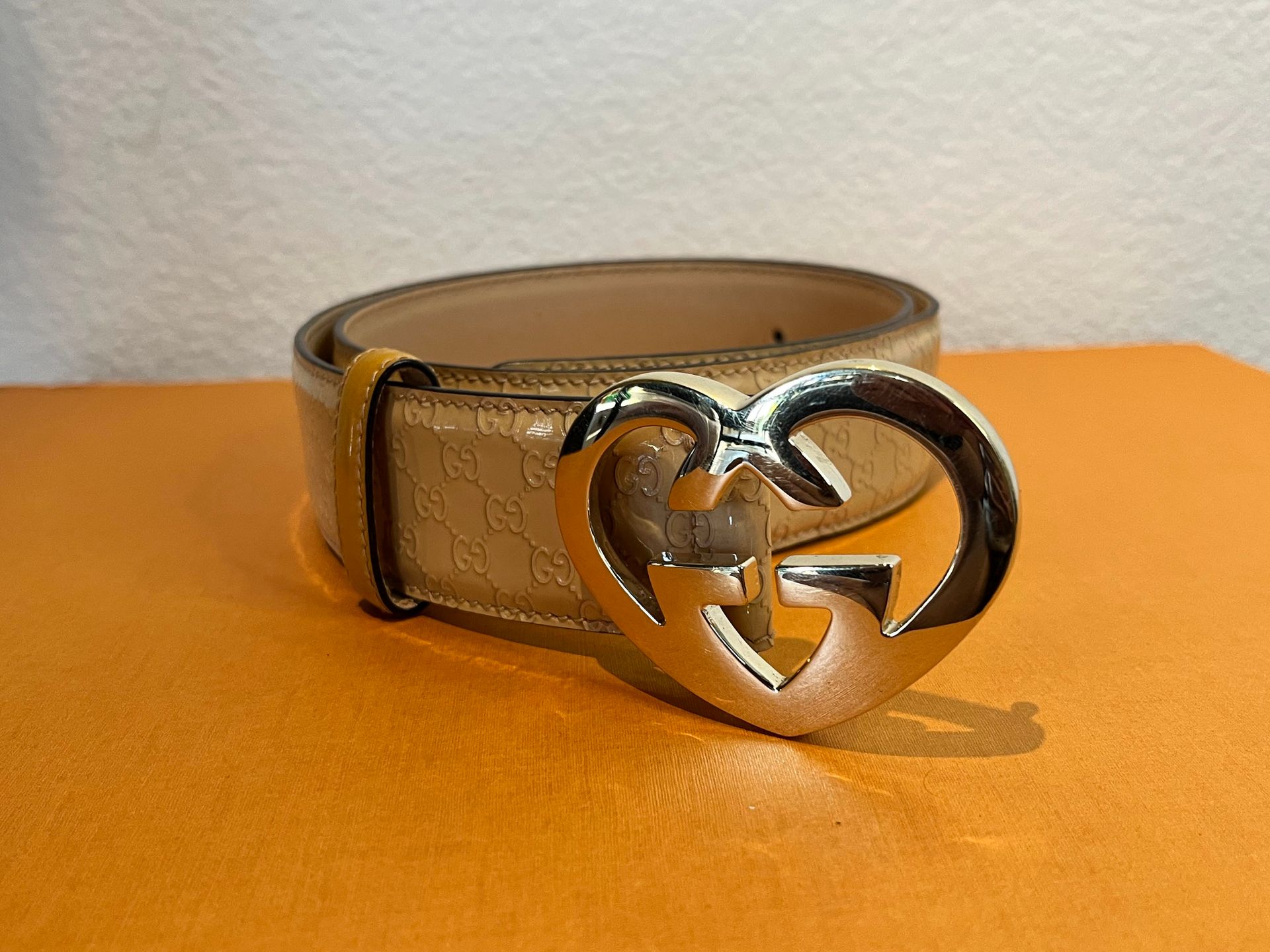Gucci Beige Microguccissima Patent Leather Belt with Silver Interlocking G Heart Buckle