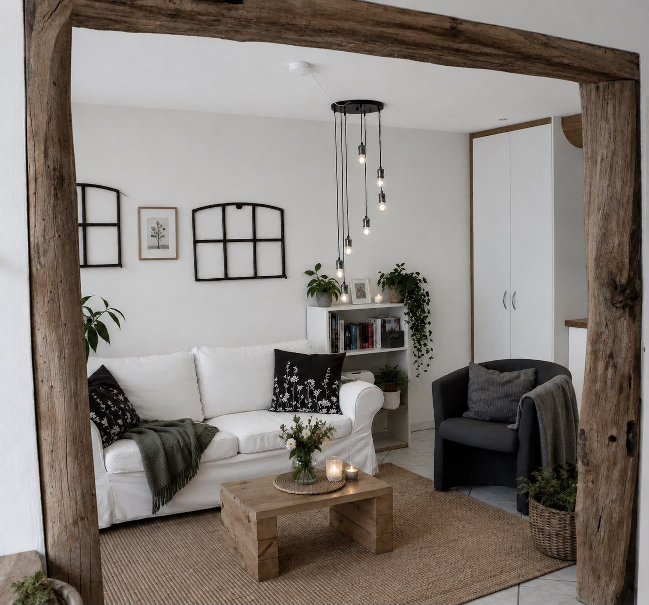 Gemütliches Wohnzimmer mit weißem Sofa, Couchtisch aus Holz, grauem Sessel und geflochtener Dekoration in neutralen Farbtönen