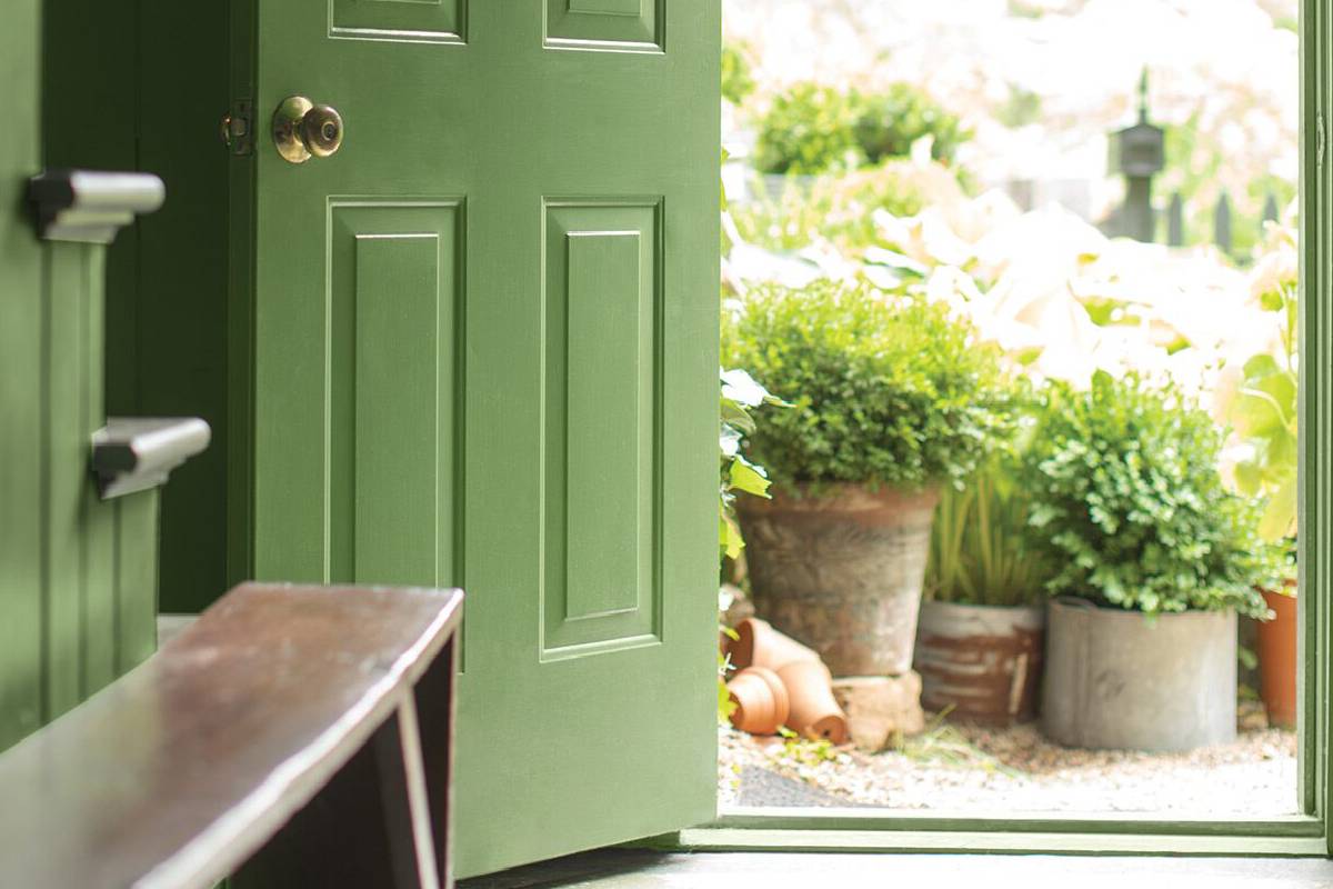 Benjamin Moore AURA® Grand Entrance being used to paint a front door near Lexington, Kentucky (KY)