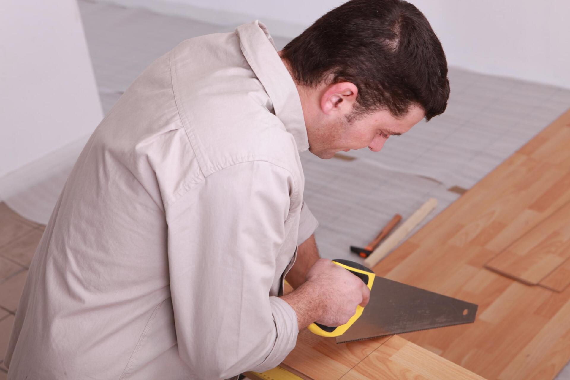 worker cutting the wood