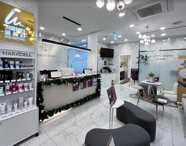 Beautystone Clinic reception in Mecenatpolis, Hapjeong