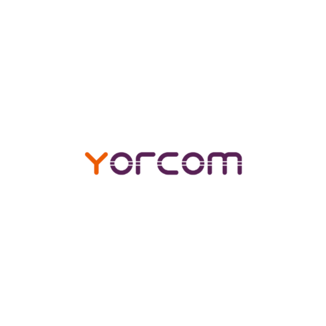 Het logo voor yorcom is paars en oranje op een witte achtergrond.
