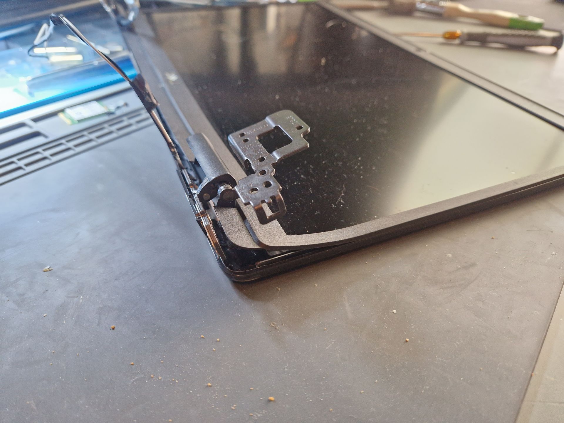 Laptop scharnier reparatie 1