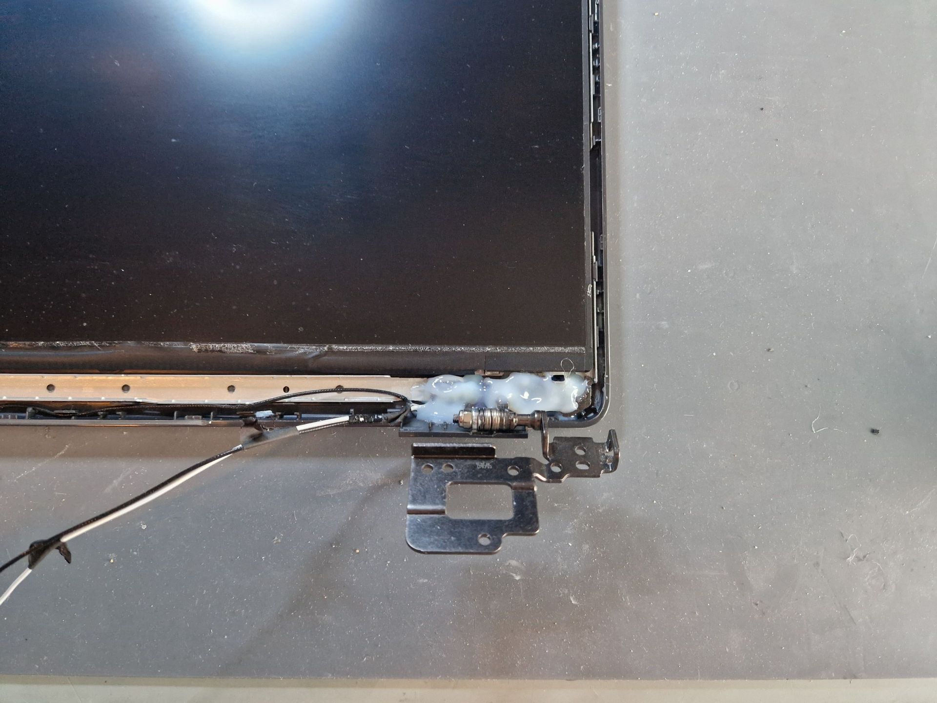 Laptop scharnier reparatie 3