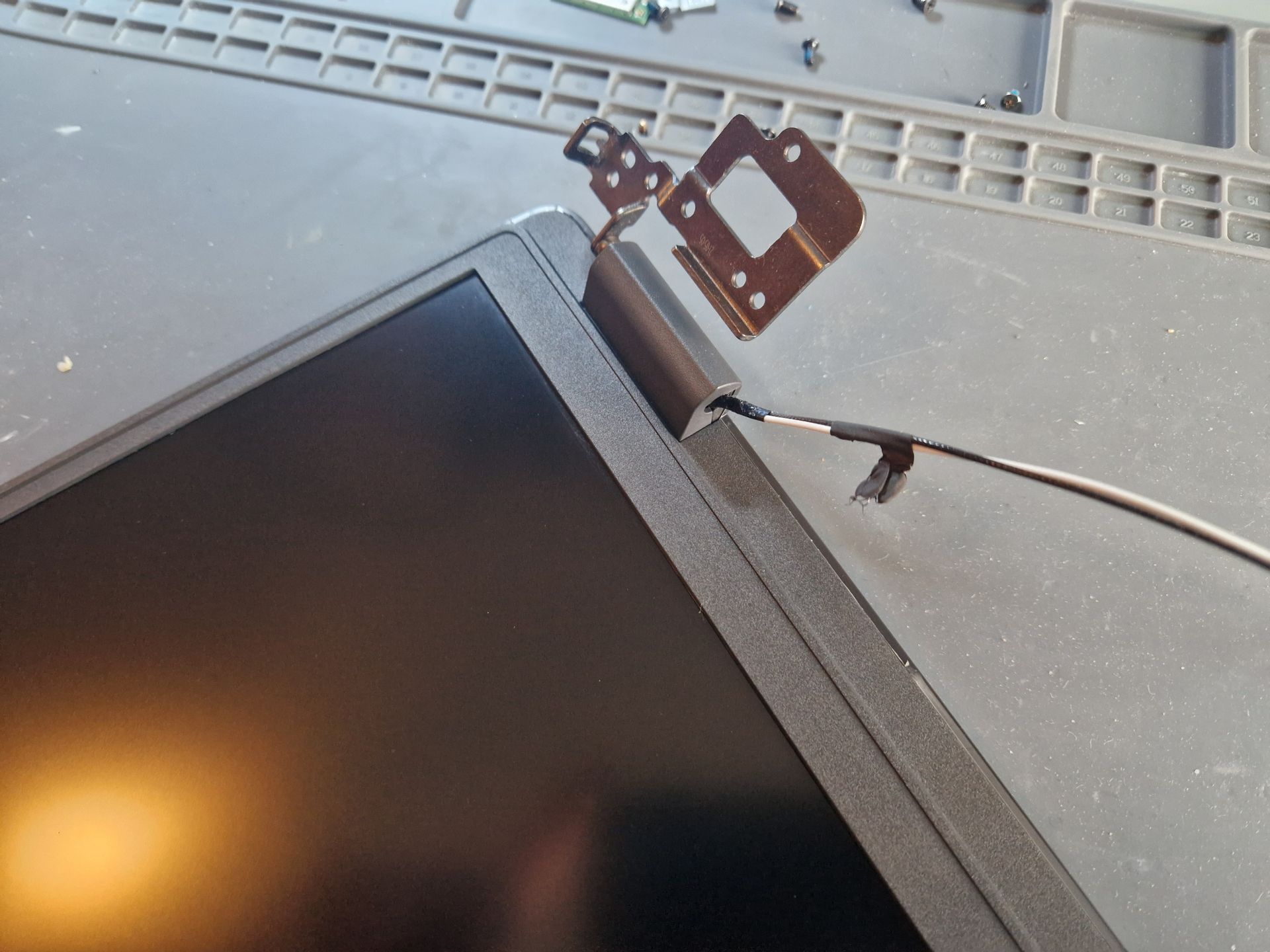 Laptop scharnier reparatie 5
