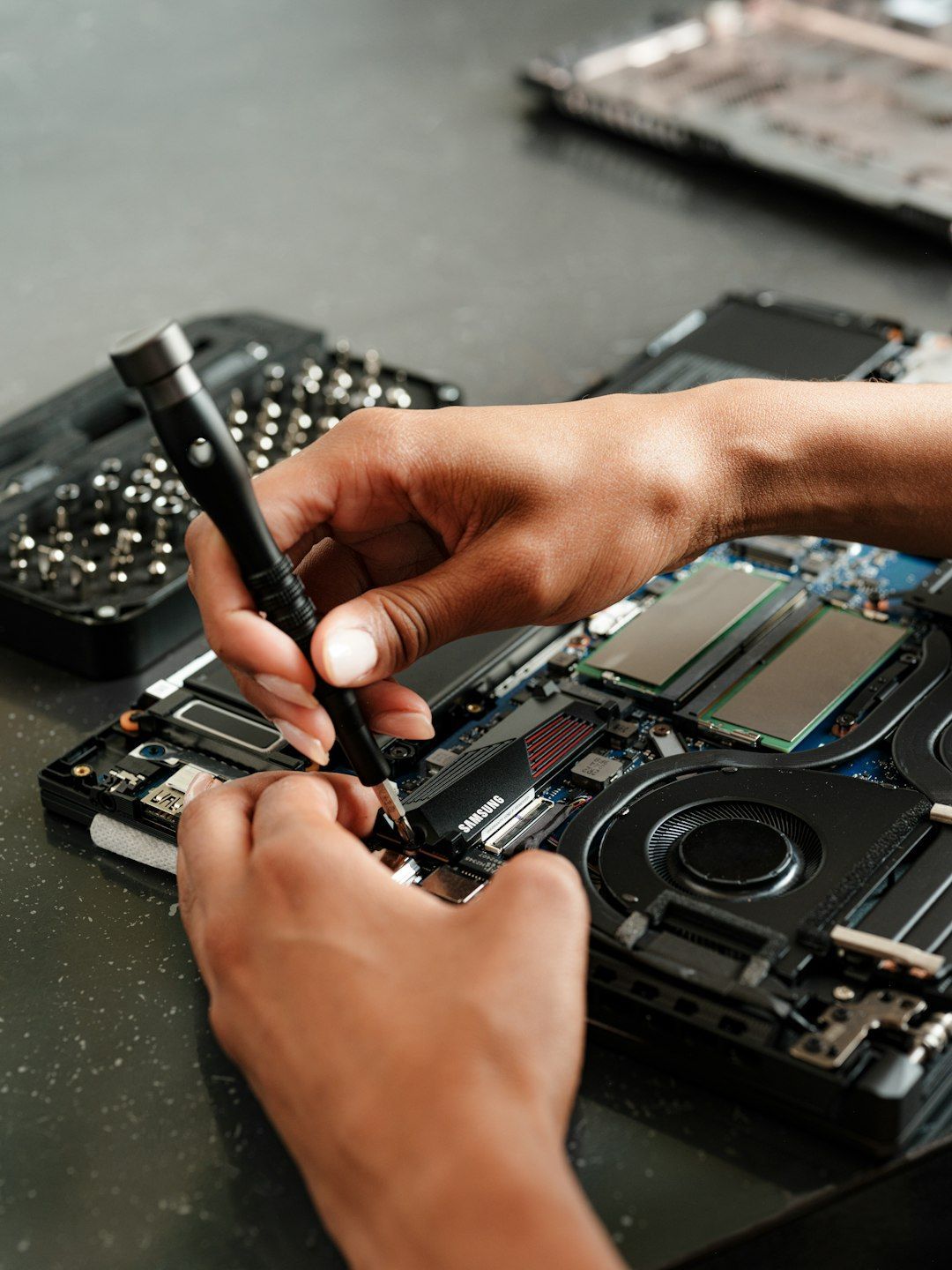 Een multifunctionele hobbyruimte inrichten voor klussen en computerreparaties