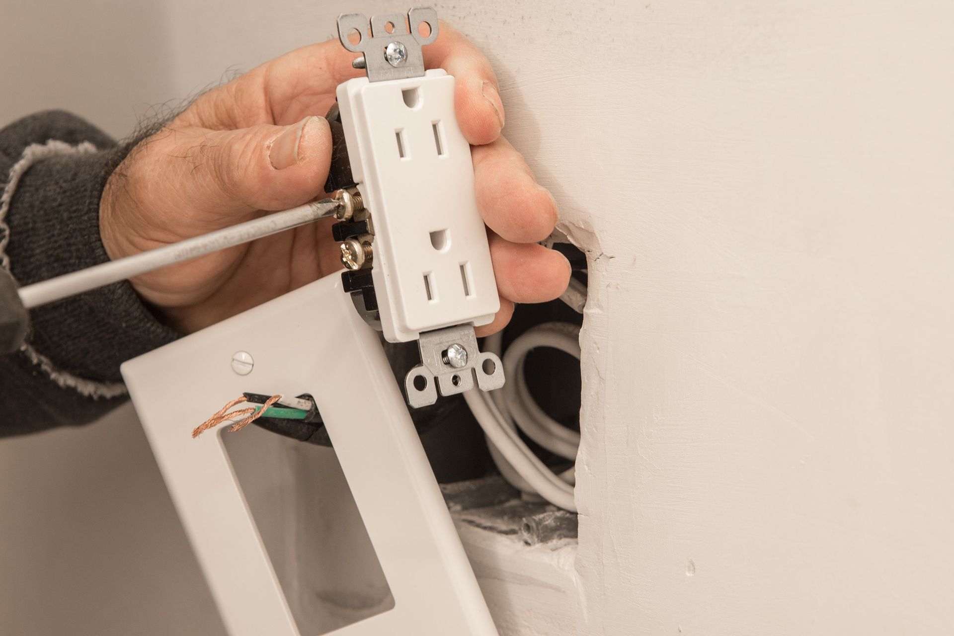 Fixing wall outlet wiring