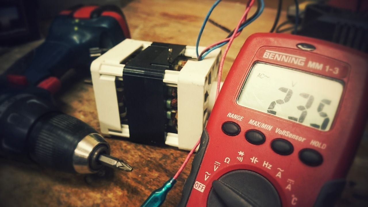 home electrician repairs lighting service