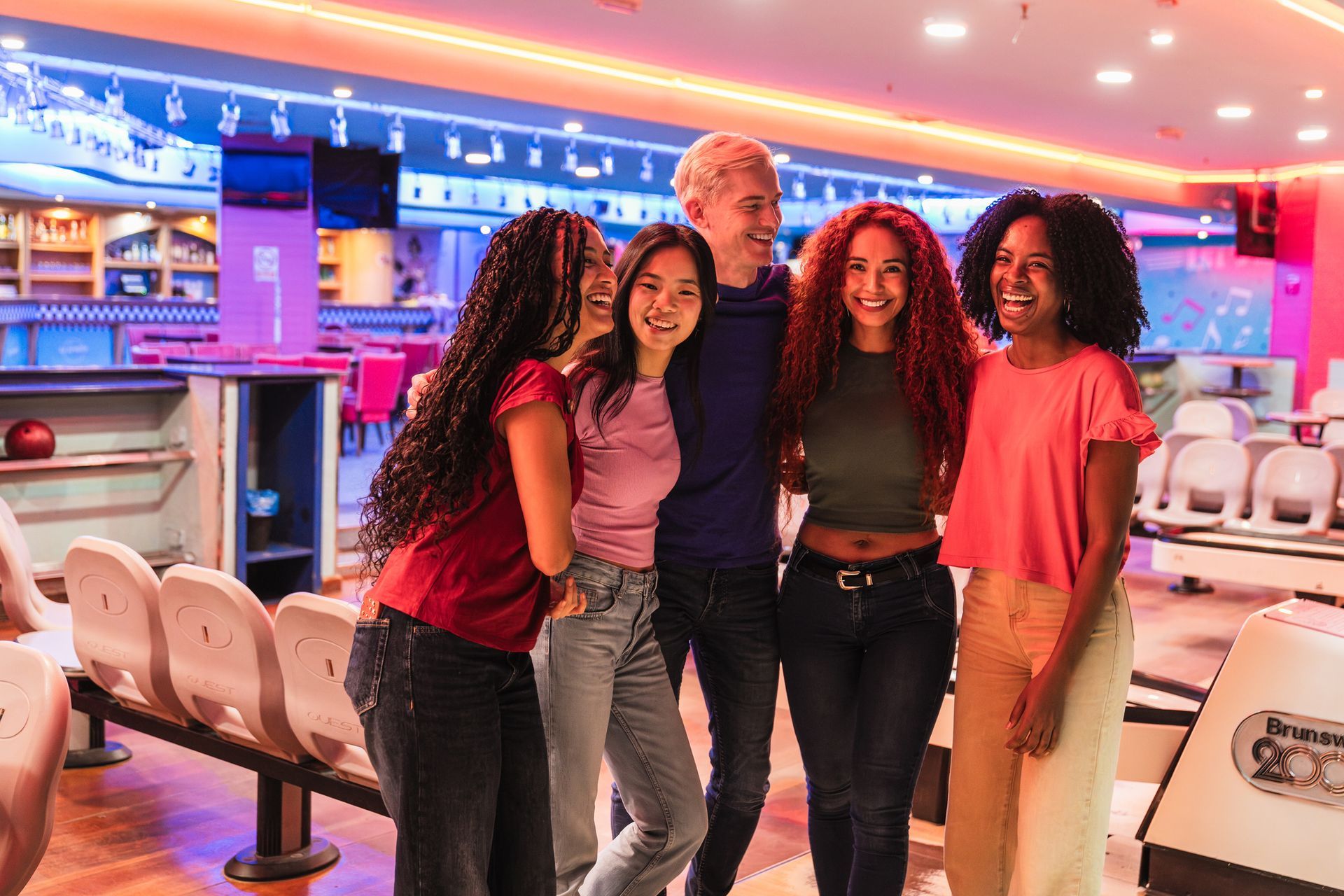 Colleghi che partecipano a un'attività di bowling aziendale a Milano