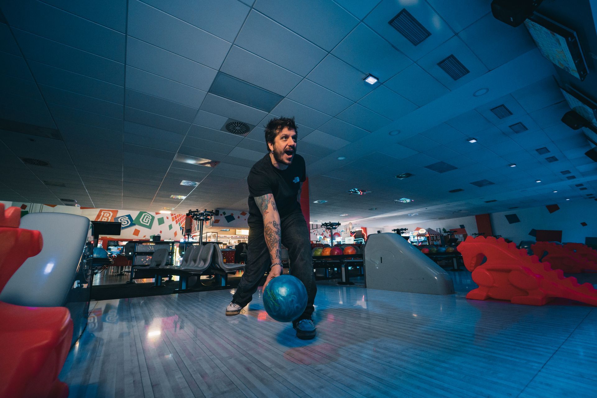 dipendente che partecipa a un evento di bowling aziendale a Milano