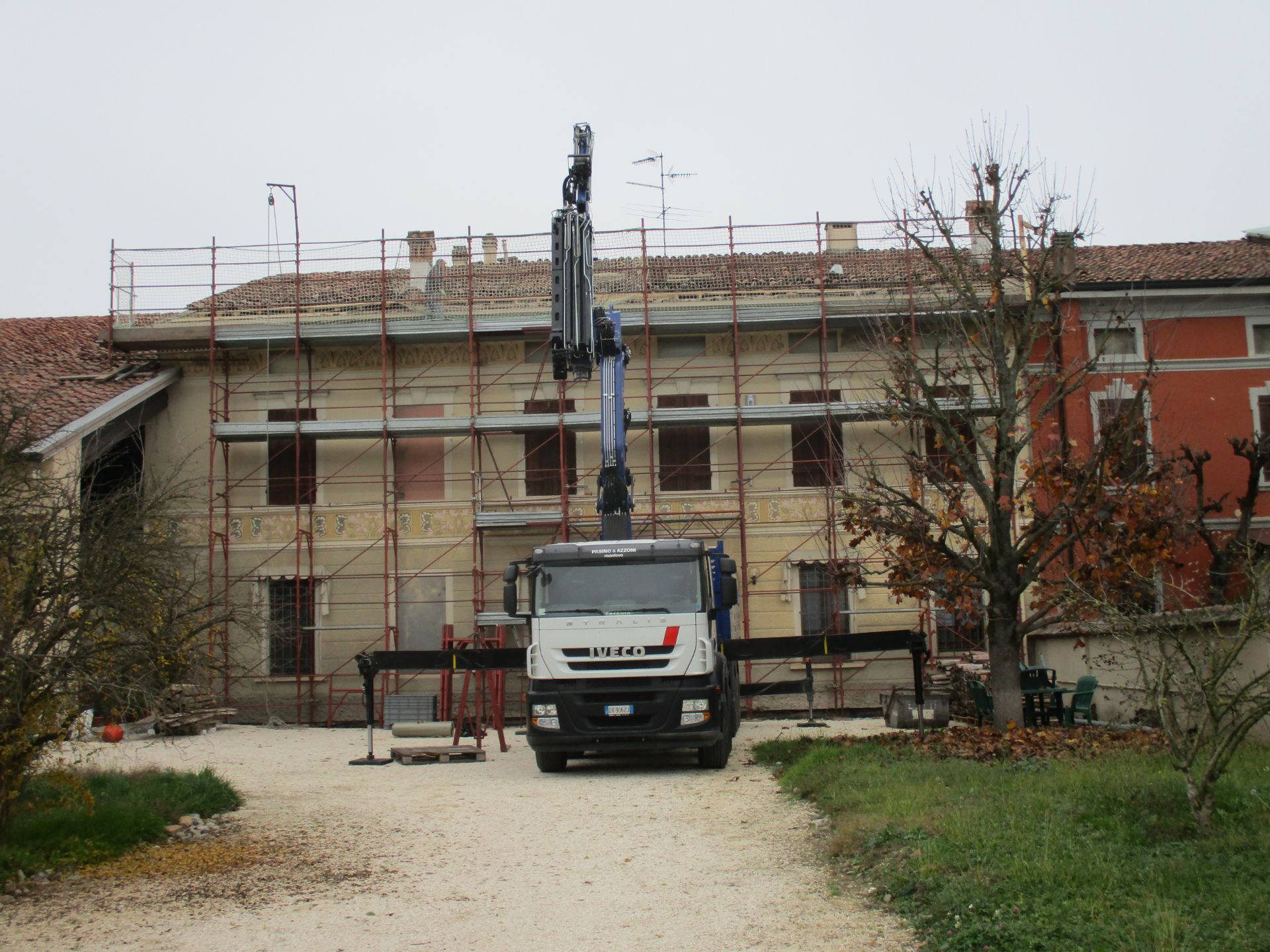 tettoia con struttura in legno