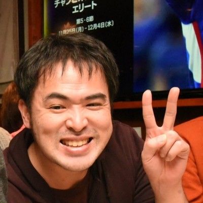 男性が微笑んでピースサインをしている