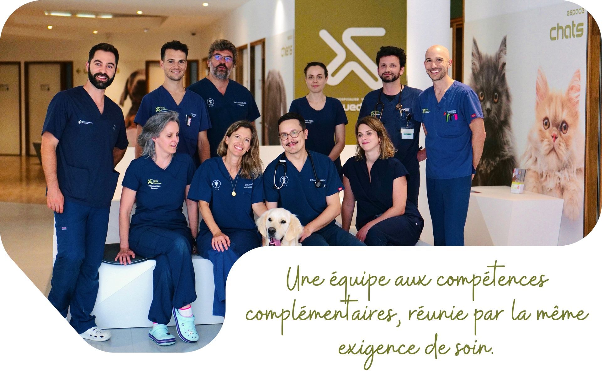 Un groupe de personnes en uniforme de la marine pose à l'intérieur avec un trophée, à côté d'un logo mural et d'un slogan français.
