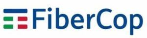 Logo di FiberCop con testo blu e verde e tre barre orizzontali a sinistra.