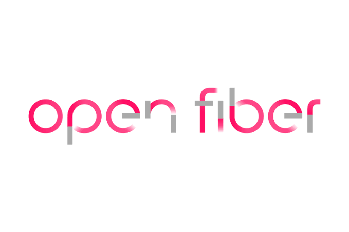 Logo Open Fiber in rosa e grigio su sfondo bianco.