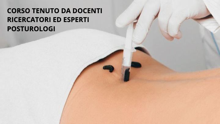 Una persona sdraiata su un letto con la scritta corso tenuto da docenti sul fondo