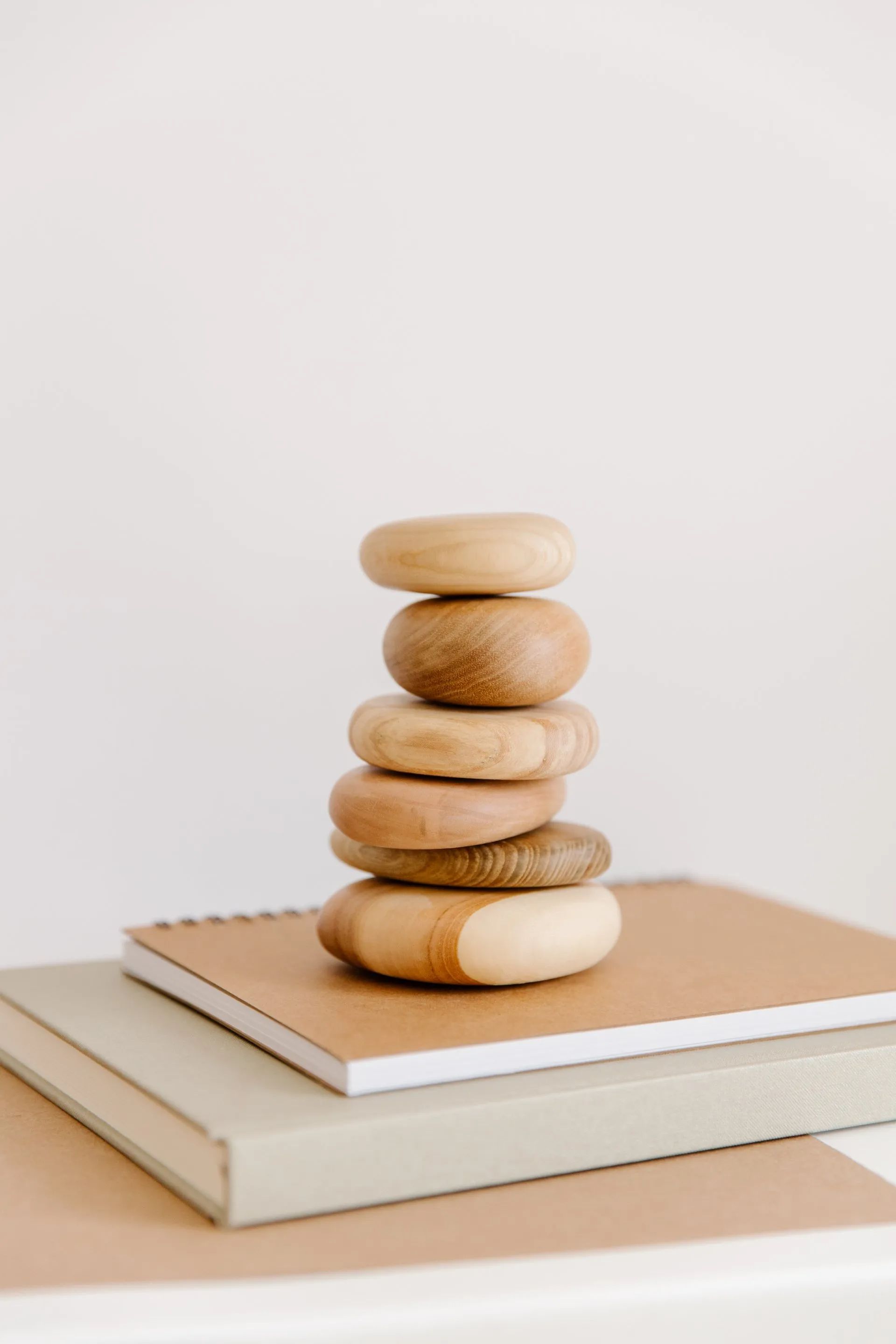 Una pila di pietre di legno posta sopra una pila di libri.