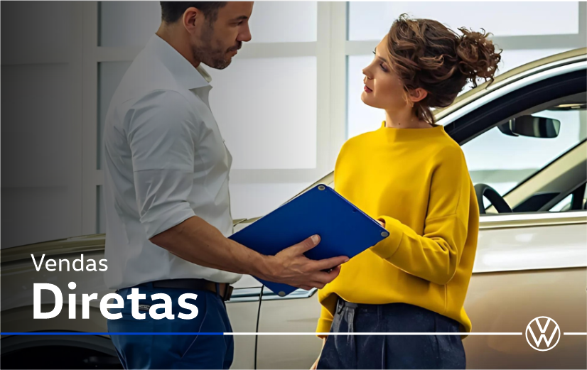 Duas pessoas trocam uma pasta azul ao lado de um carro, com a inscrição “Vendas Diretas” e o logotipo da Volkswagen.