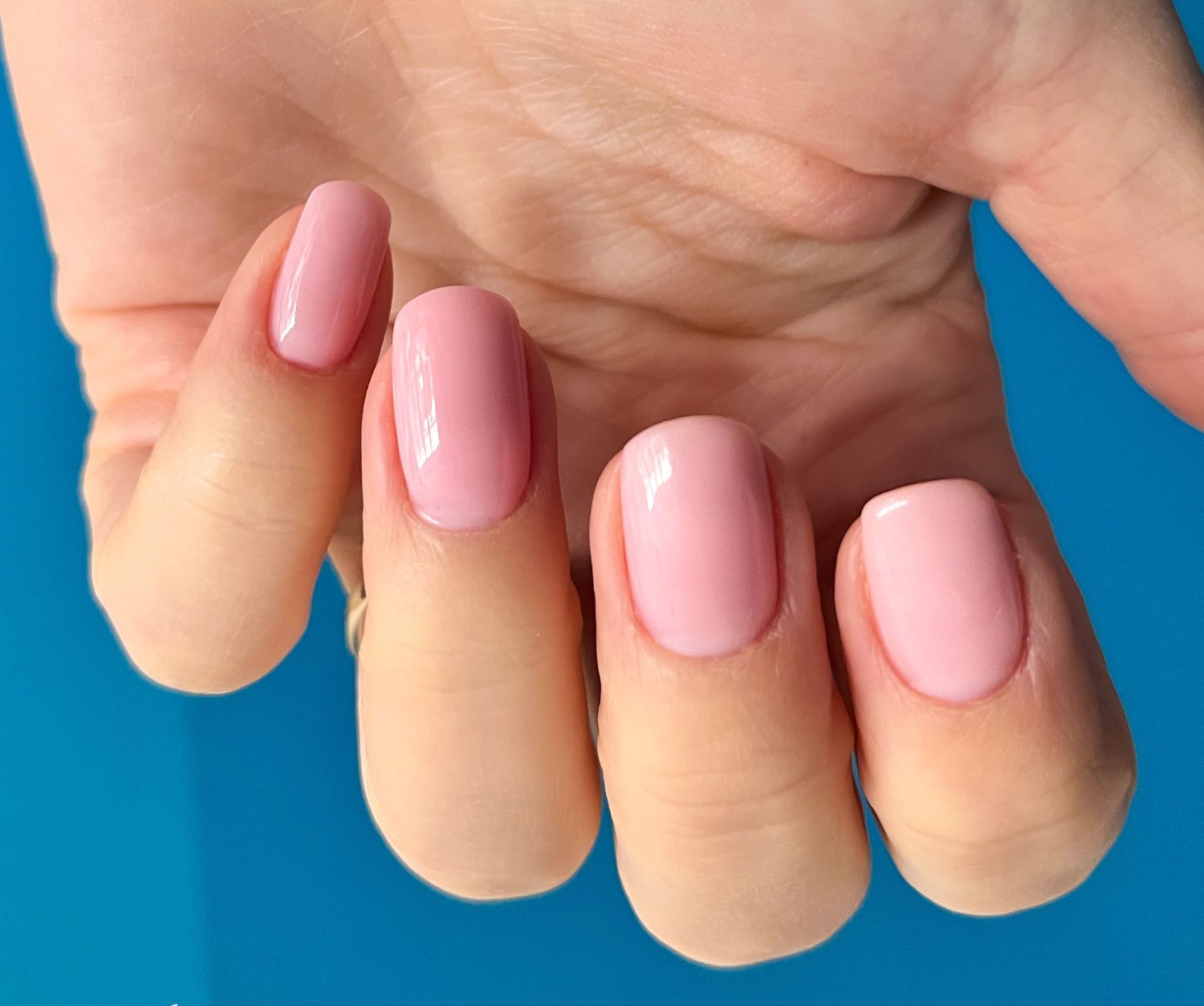 BIAB nagels met Blush kleur gemaakt door een nagelstyliste