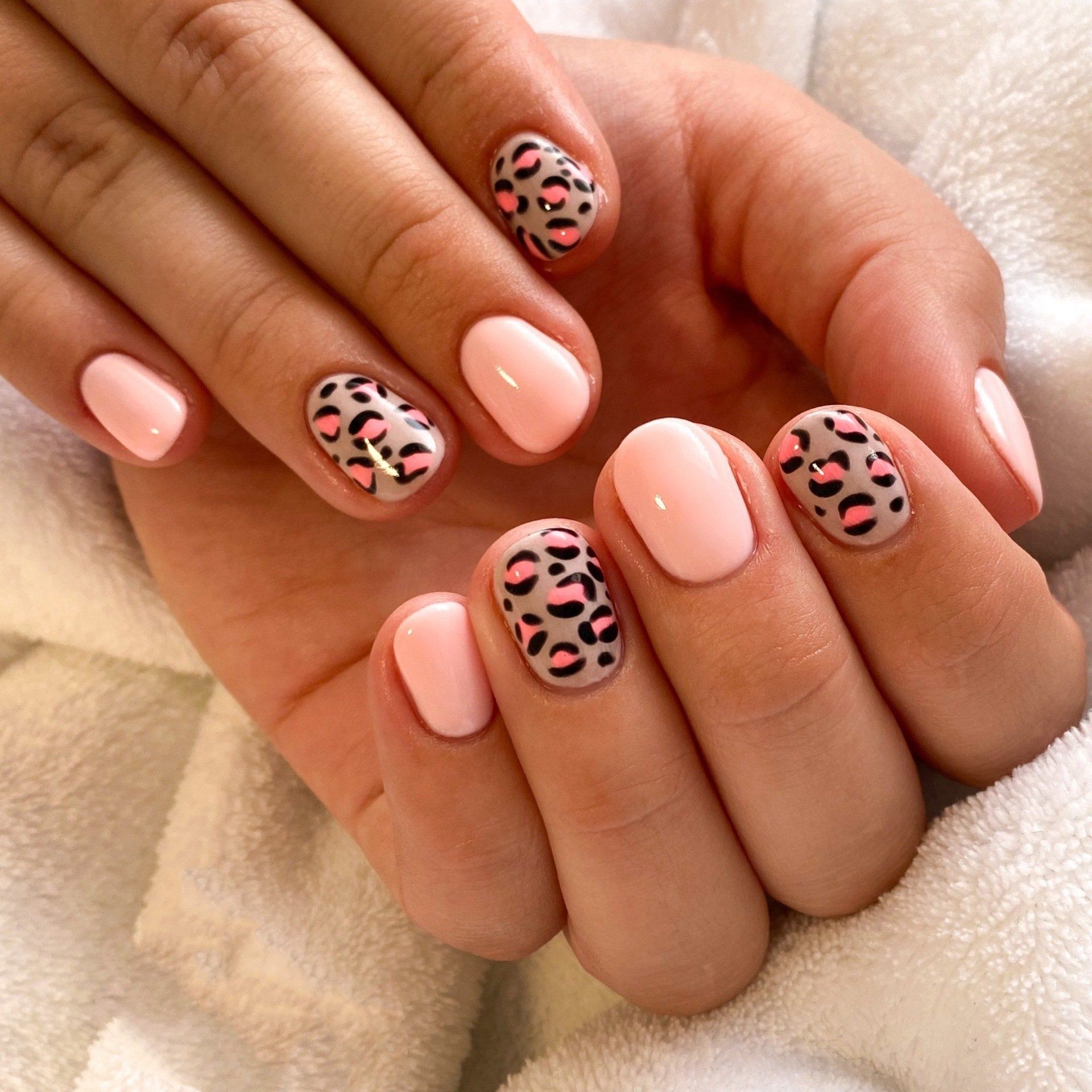 Nude look nagels met glitters gemaakt door de nagelstyliste in Uithoorn