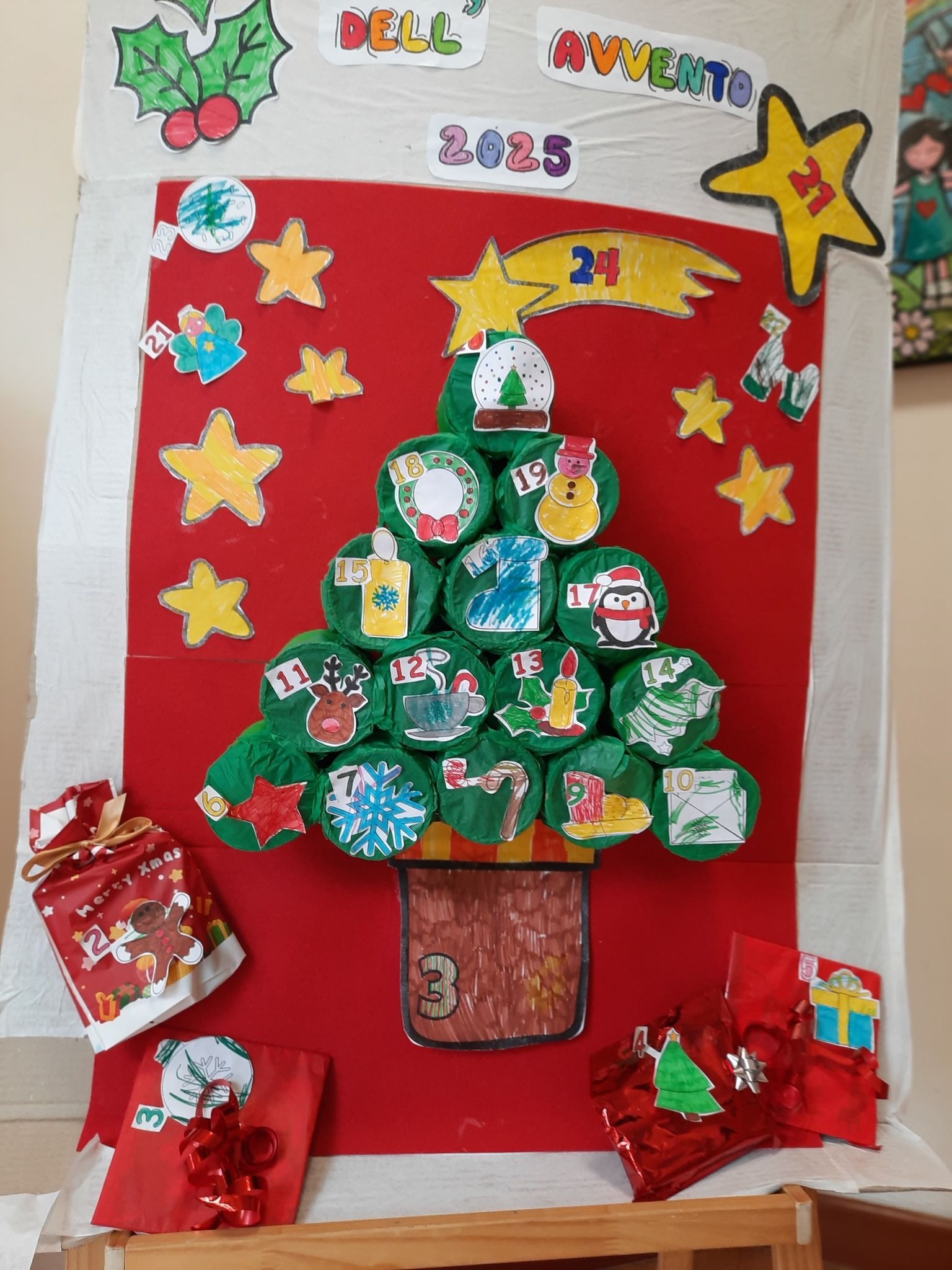Poster per realizzare un albero di Natale con sfondo rosso, stelle, regali e la parola