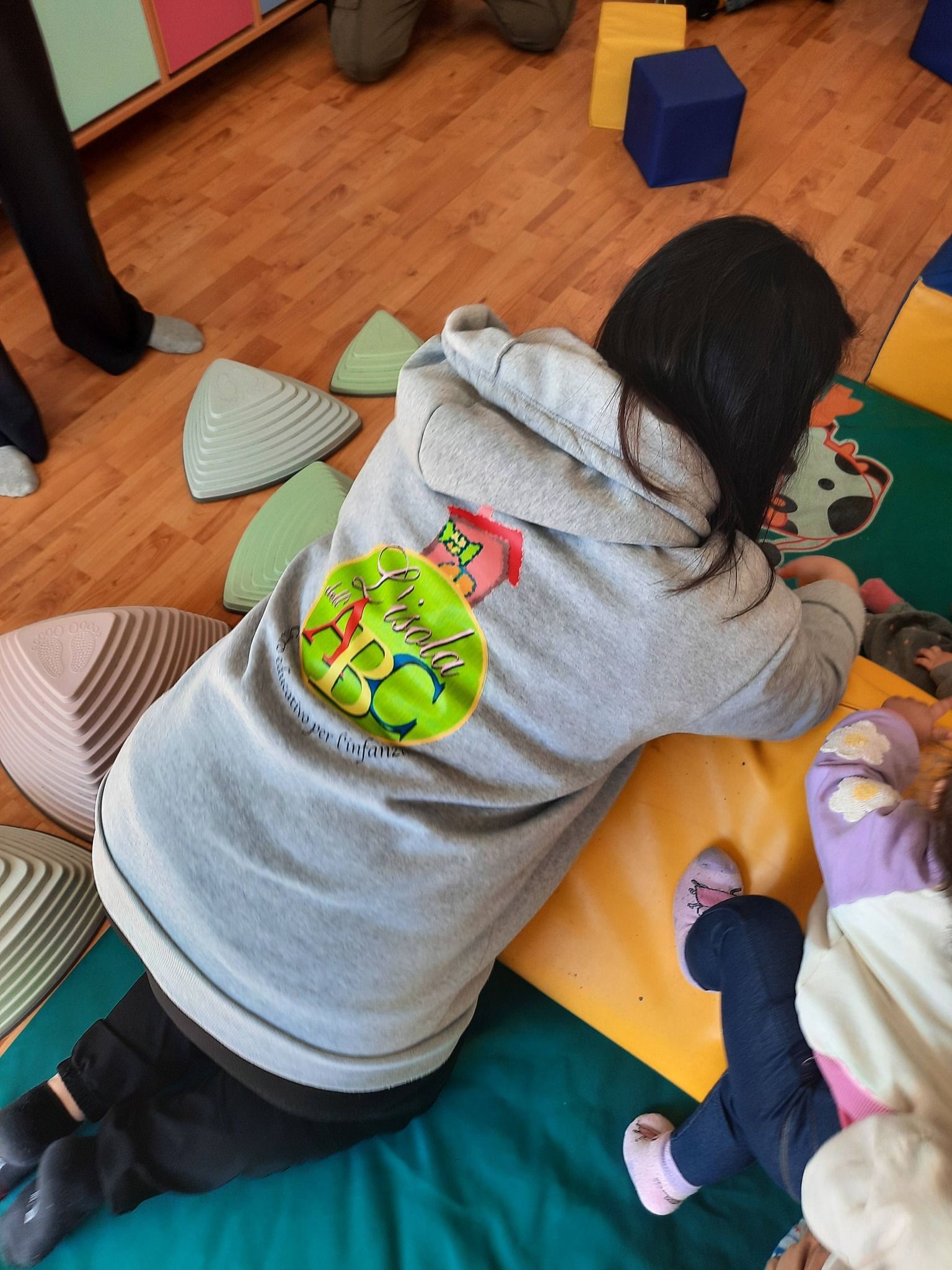 Un bambino con una felpa grigia