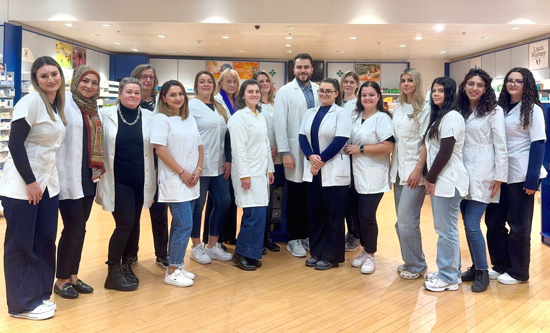 Gruppenfoto Personal CARELAND-Apotheke Aarau