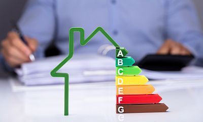 Een afbeelding van een kas met energielabels (AG) voor de persoon die een rekenmachine gebruikt.