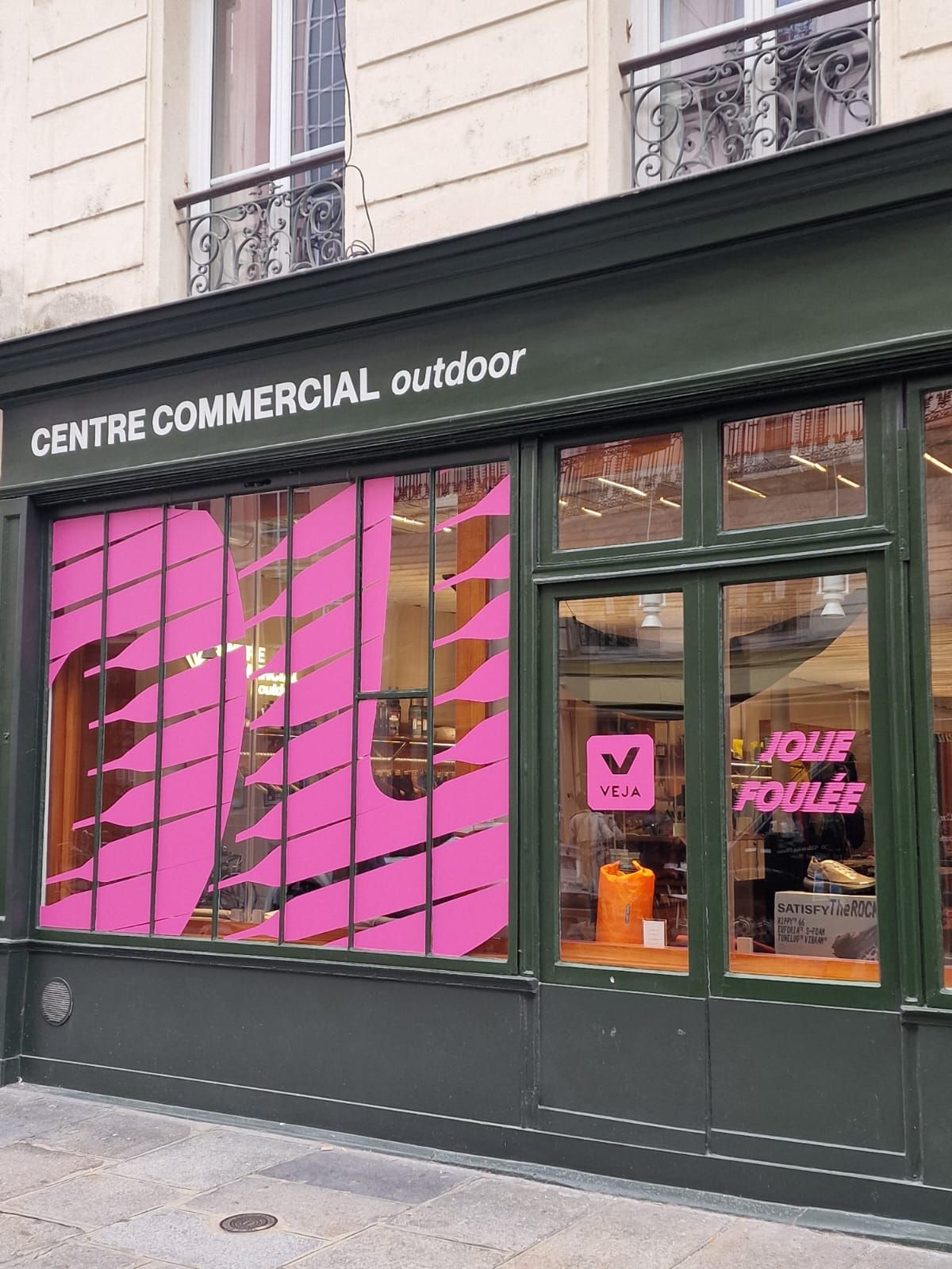 Vitrophanie grand format adhésif imprimé couleur sur devanture de magasin