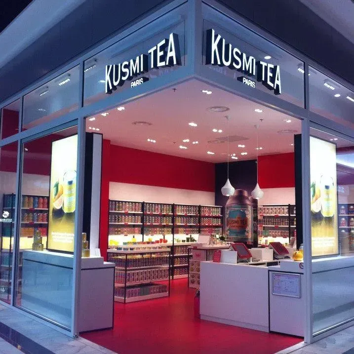 Enseignes en lettres boîtiers lumineuses Kusmi Tea Paris sur les deux faces d’une boutique d’angle
